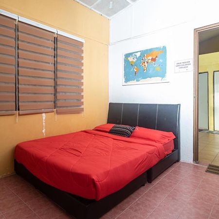 Aiza Homestay Opposite Abang Strawberry Taman Sedia تاناه راتا المظهر الخارجي الصورة